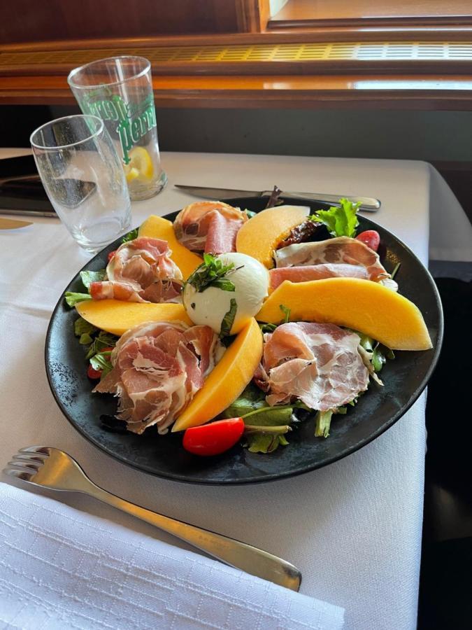 Queen Isabella Premium Hotel Vlore Bagian luar foto