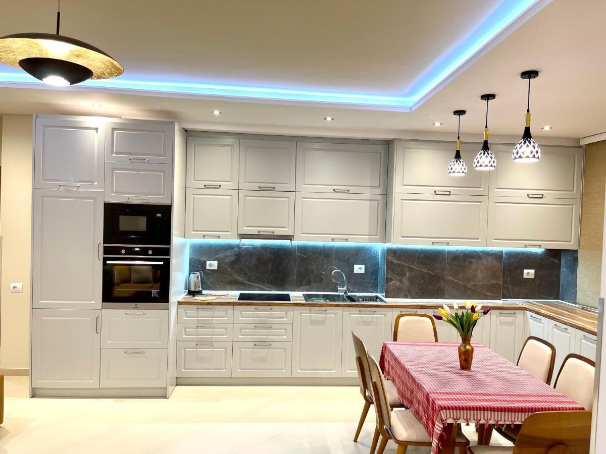 Queen Isabella Premium Hotel Vlore Bagian luar foto